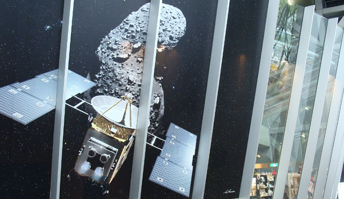 小惑星探査機「はやぶさ」の情報を紹介する展示や体験コーナーを備えたイベント