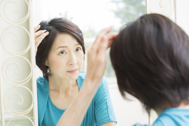 女性の髪の分け目が薄くなる原因と対策は｜リジェンヌヘアケアコンテンツ｜大正製薬