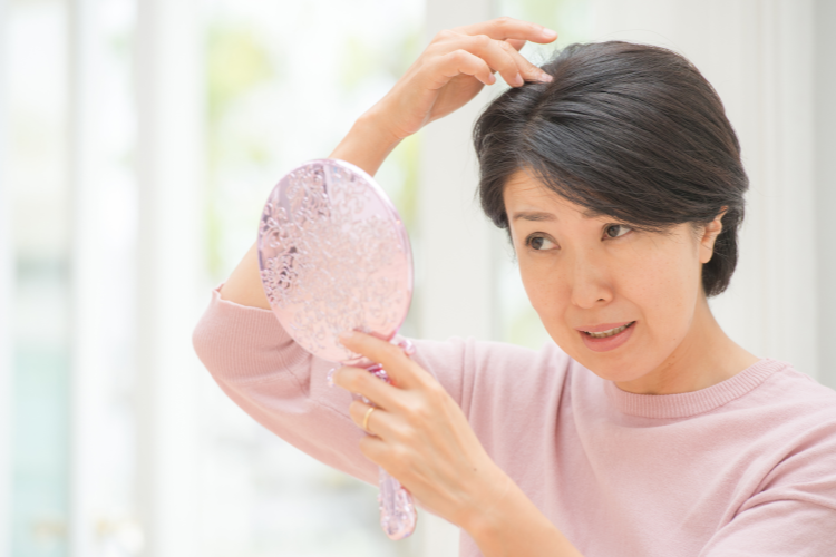 女性の髪の分け目が薄いのは改善できるの？｜リジェンヌヘアケアコンテンツ｜大正製薬