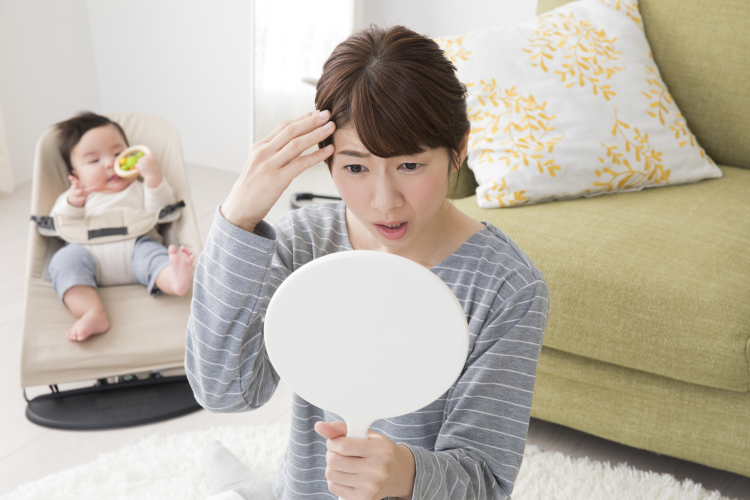 産後の抜け毛対策は？ そのまま放っておいても大丈夫？｜リジェンヌヘアケアコンテンツ｜大正製薬