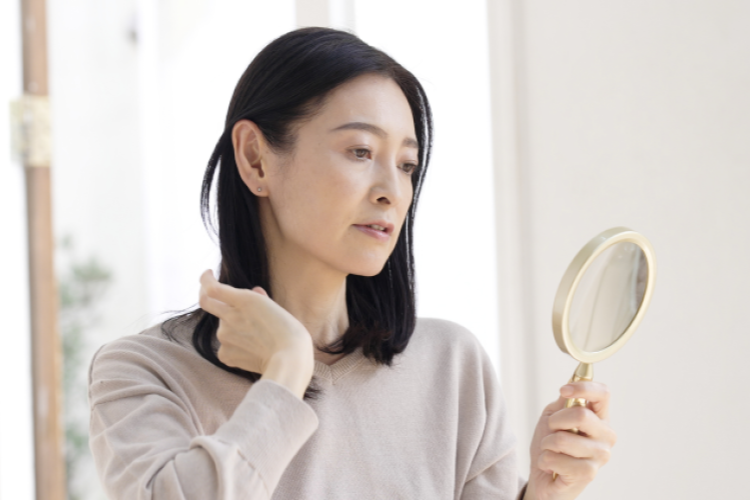 髪のボリュームダウンの原因は？ 髪型での工夫やケア方法を伝授｜リジェンヌヘアケアコンテンツ｜大正製薬