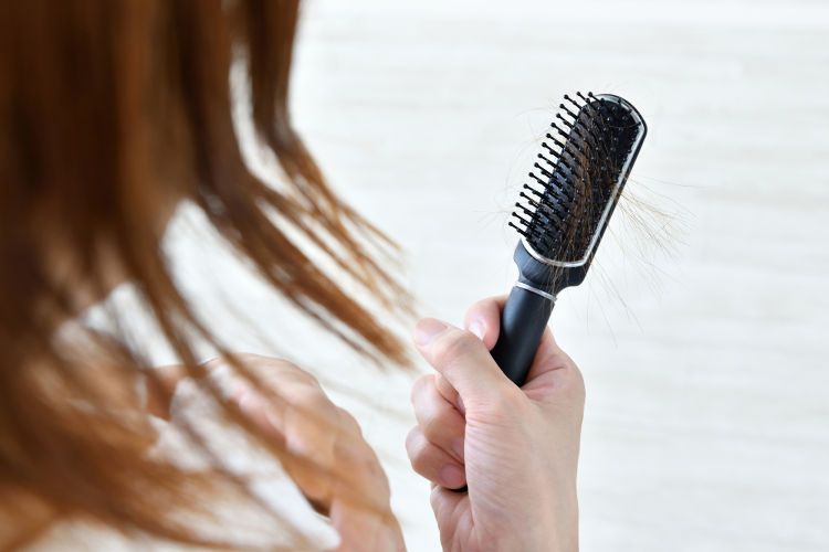 髪の毛が抜ける適正量は？ 正常な抜け毛と注意すべきサイン｜リジェンヌヘアケアコンテンツ｜大正製薬