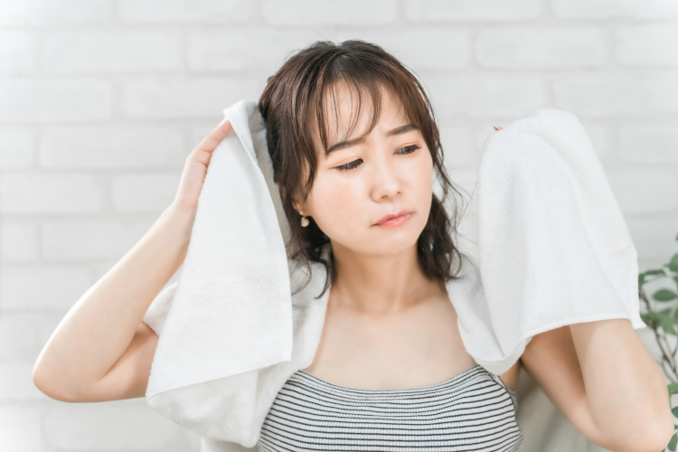 シャンプーなどで髪の毛が抜ける量は？気になったら対策を始めよう｜リジェンヌヘアケアコンテンツ｜大正製薬